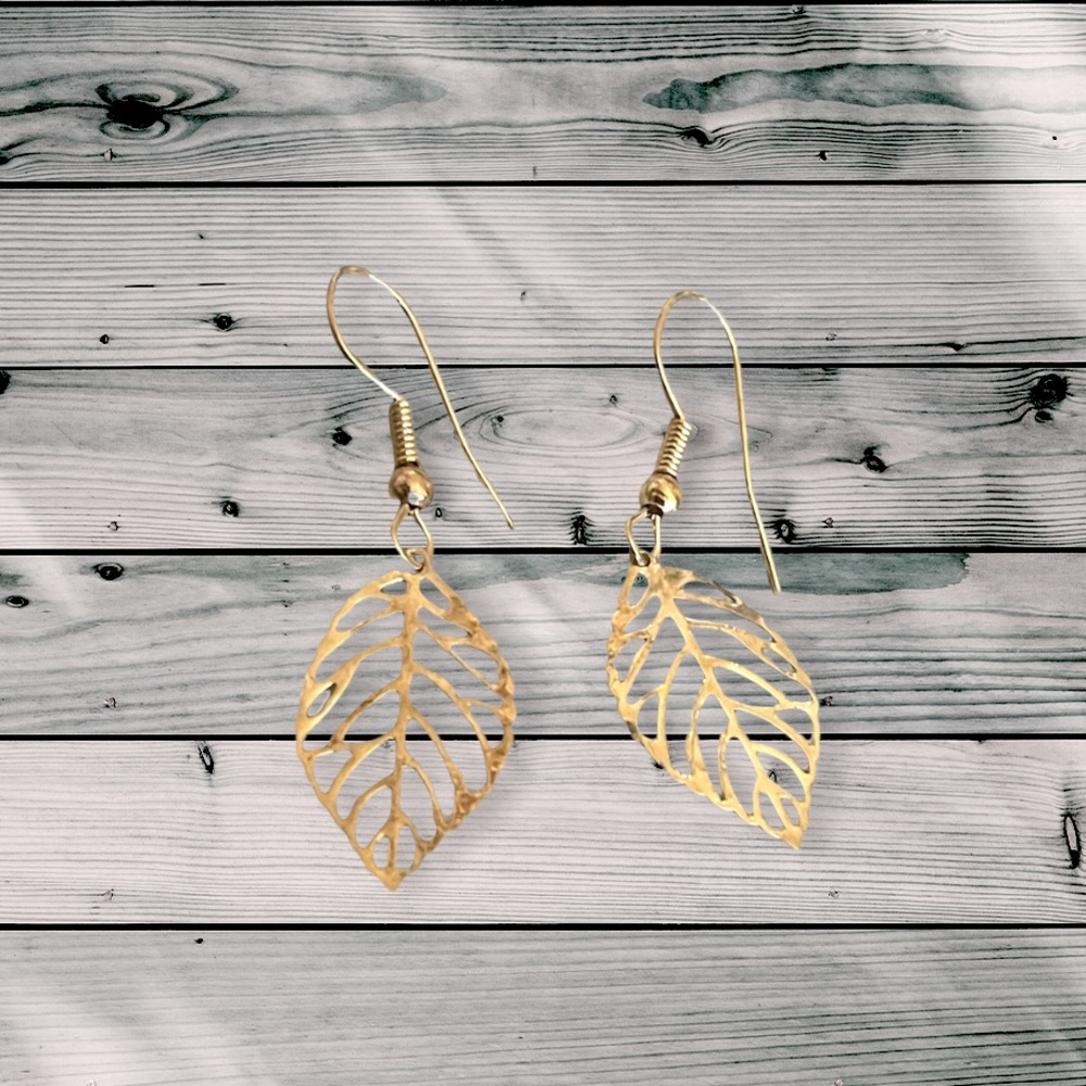 New Petite Artisan Lightweight Minimalist Gold Floral Hallow Leaf Earrings - Picture 3 of 6